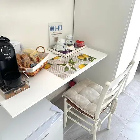 Garden House - Near Bus Stop To Beaches & Airport Couette-café Olbia