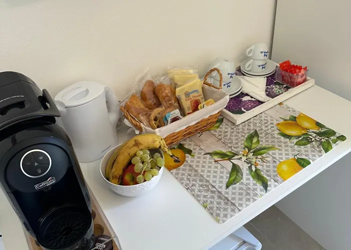 Garden House - Near Bus Stop To Beaches & Airport Couette-café