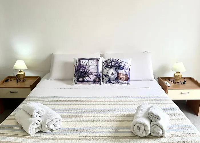 Couette-café Garden House - Near Bus Stop To Beaches & Airport