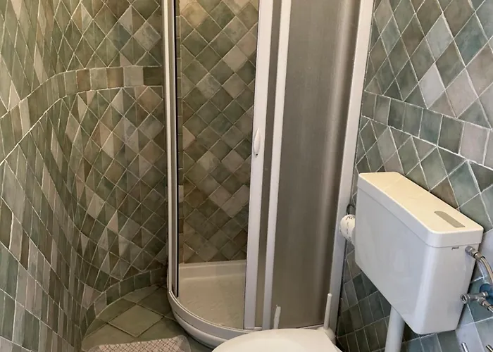 Garden House - Near Bus Stop To Beaches & Airport Couette-café 3*