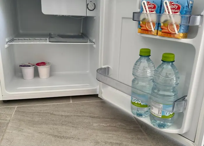 Couette-café Garden House - Near Bus Stop To Beaches & Airport