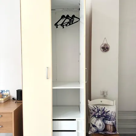 Bed and breakfast Garden House - Near Bus Stop To Beaches & Airport 3*