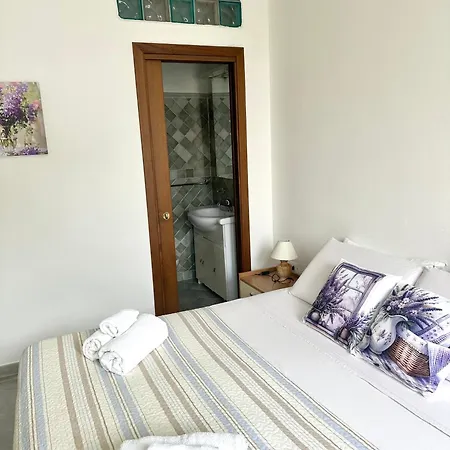 Garden House - Near Bus Stop To Beaches & Airport Bed & Breakfast 3*