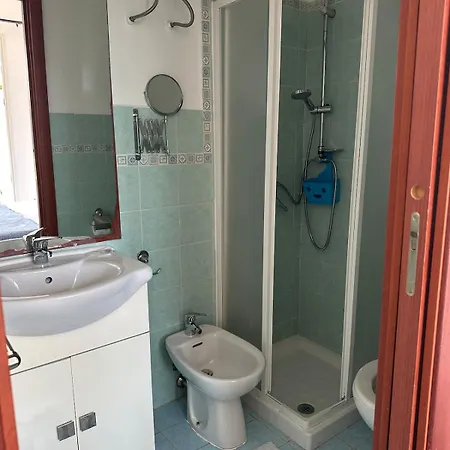 Garden House - Near Bus Stop To Beaches & Airport 3*