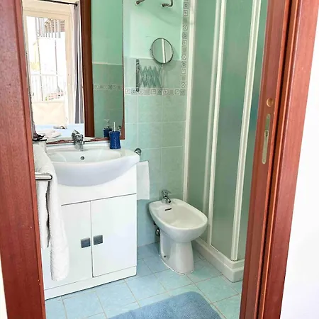 Garden House - Near Bus Stop To Beaches & Airport Bed and breakfast