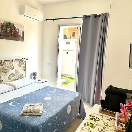 Bed and breakfast Garden House - Near Bus Stop To Beaches & Airport