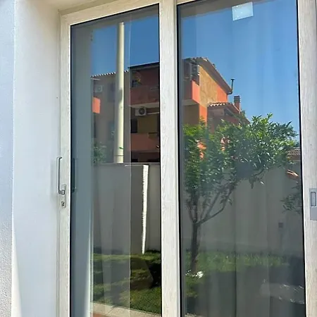 Garden House - Near Bus Stop To Beaches & Airport Panzió
