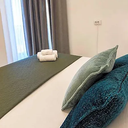 Panzió Garden House - Near Bus Stop To Beaches & Airport