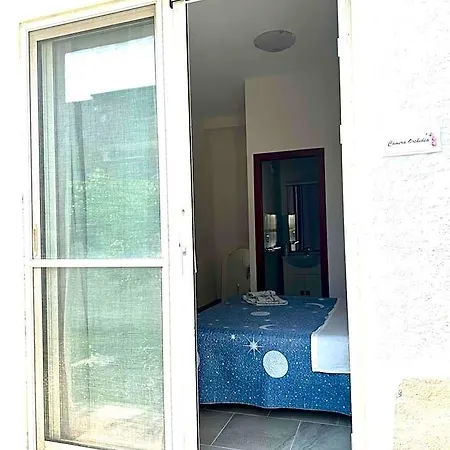 Garden House - Near Bus Stop To Beaches & Airport Panzió 3*