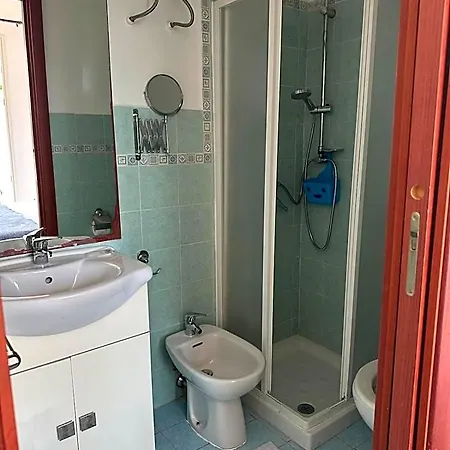 Garden House - Near Bus Stop To Beaches & Airport Panzió