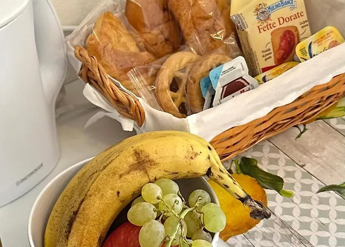 Garden House - Near Bus Stop To Beaches & Airport Bed & Breakfast