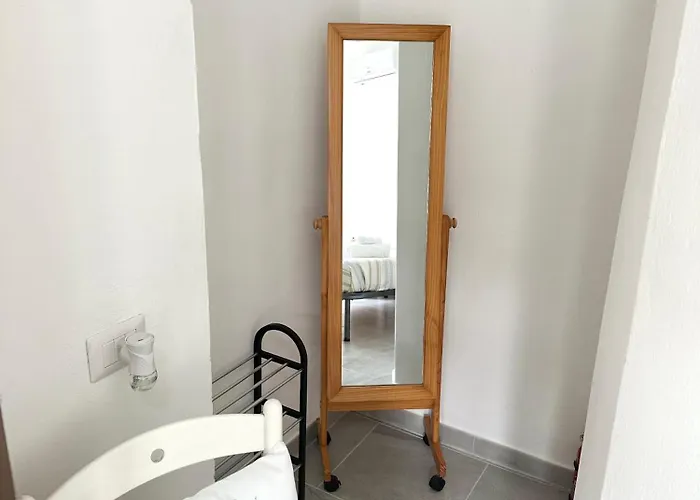 Bed and Breakfast Garden House - Near Bus Stop To Beaches & Airport