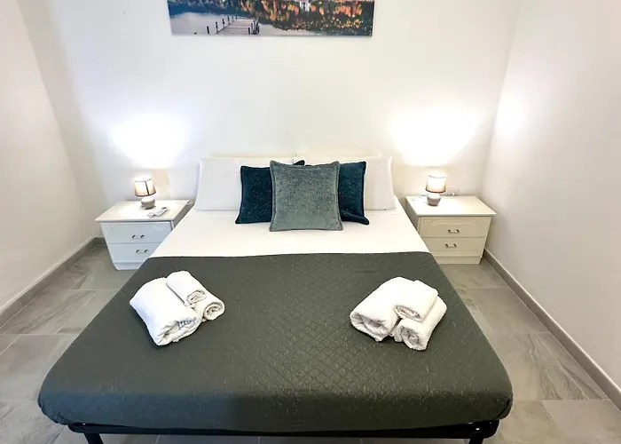 Bed & Breakfast Garden House - Near Bus Stop To Beaches & Airport 3*